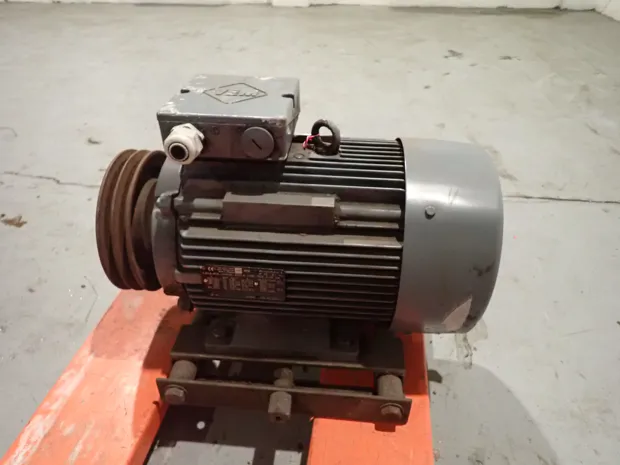 Image 3 of 4 - VEM - K25R 132M 2 DK HW