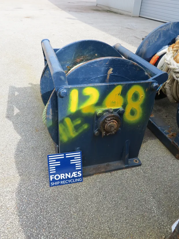 Image 5 of 5 - Tackle winch