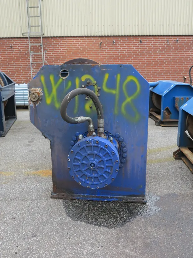 Image 4 of 5 - Split winch