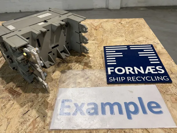 Image 1 of 3 - Merlin Gerin - NS630H