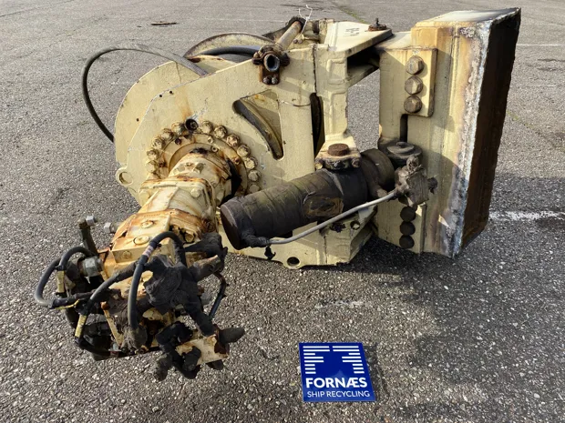 Image 4 of 5 - Small winch