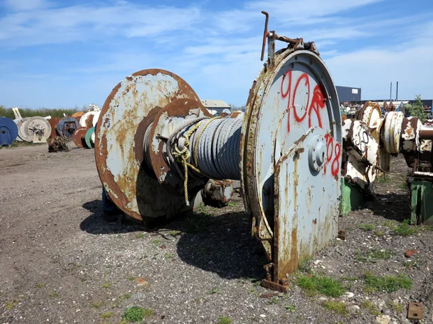 Image 1 of 3 - Wire winch