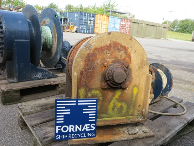 Image 4 of 4 - Small winch