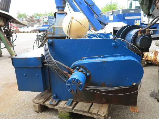 Image 4 of 4 - Sounder winch