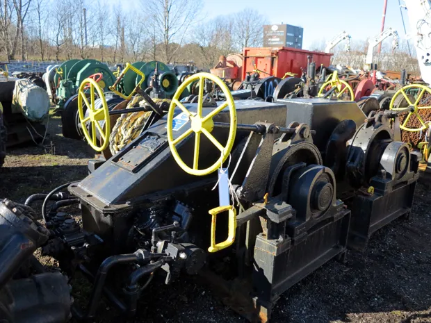 Image 3 of 5 - Anchor winch