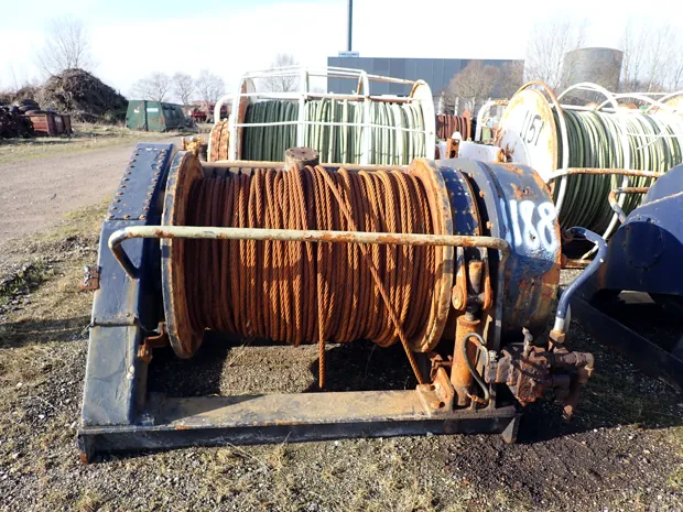 Image 1 of 4 - Split winch