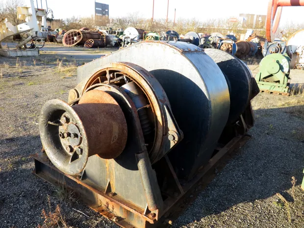 Image 3 of 4 - Anchor winch