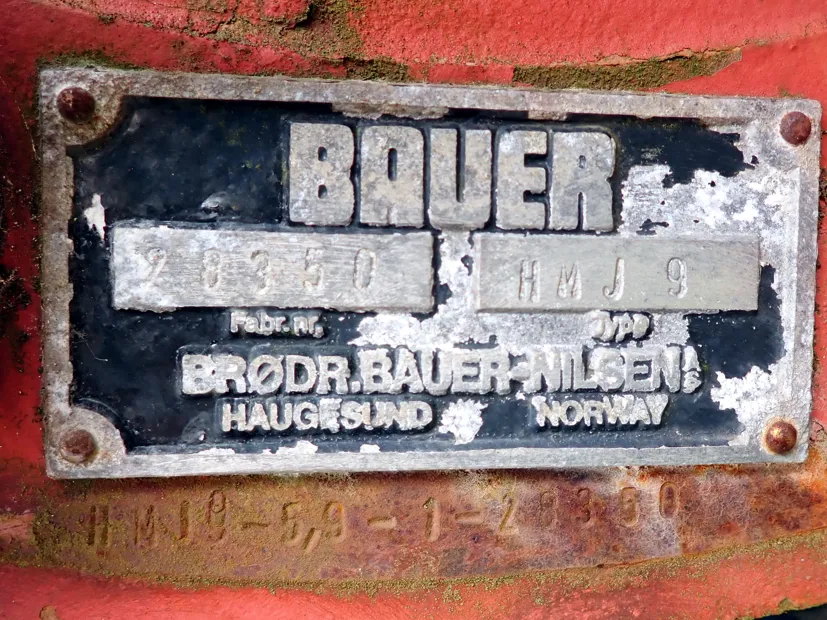 Image 4 of 4 - Split winch