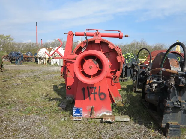 Image 4 of 8 - Anchor/mooring winch