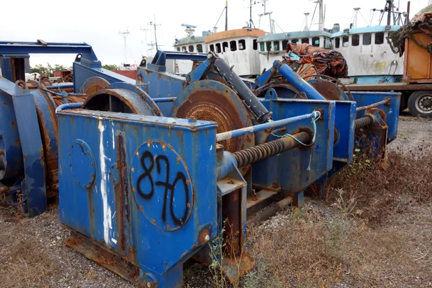 Image 1 of 3 - Split winch