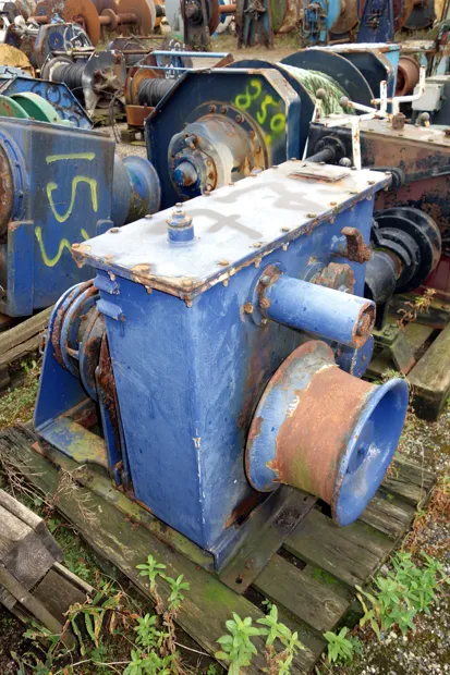 Image 3 of 4 - Anchor winch