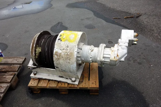 Image 2 of 2 - Small winch