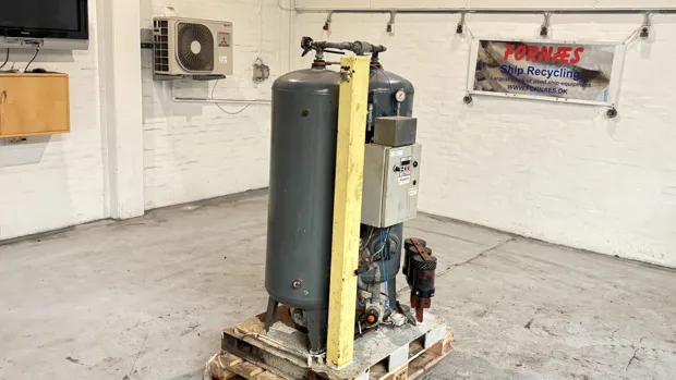 Image 7 of 11 - DANA-tank air tanks  - 190 Liters X 2