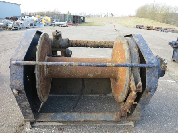 Image 7 of 7 - Split winch