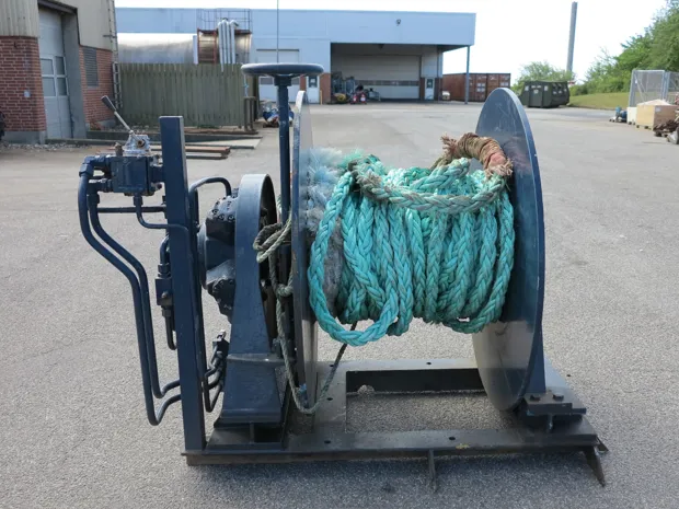 Image 1 of 5 - Mooring winch