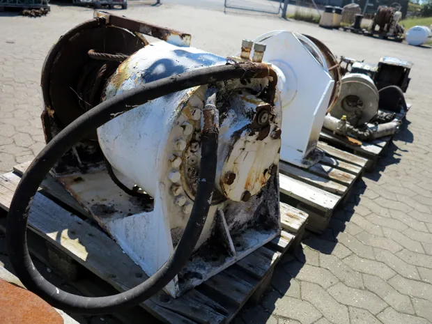 Image 3 of 4 - Tackle winch