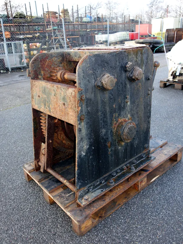 Image 2 of 4 - Small winch