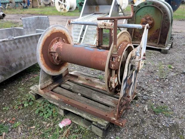 Image 3 of 4 - Sounder winch