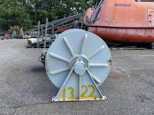 Image 4 of 6 - Tackle winch