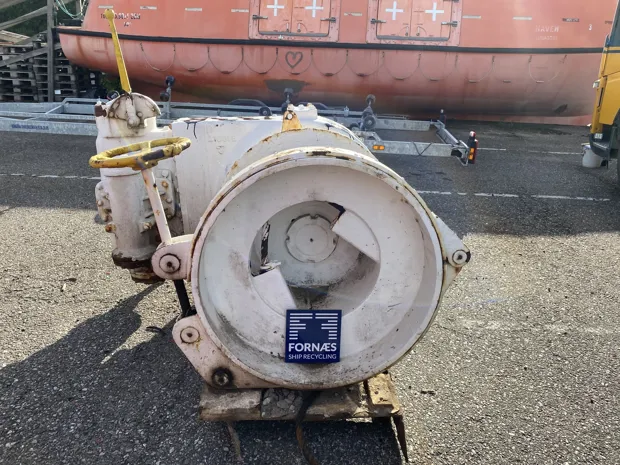 Image 4 of 6 - Mooring winch