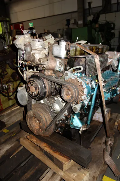 Image 3 of 4 - Isuzu - 6 cyl