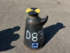 D837