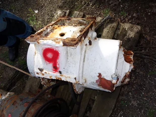 Image 1 of 2 - Tackle winch