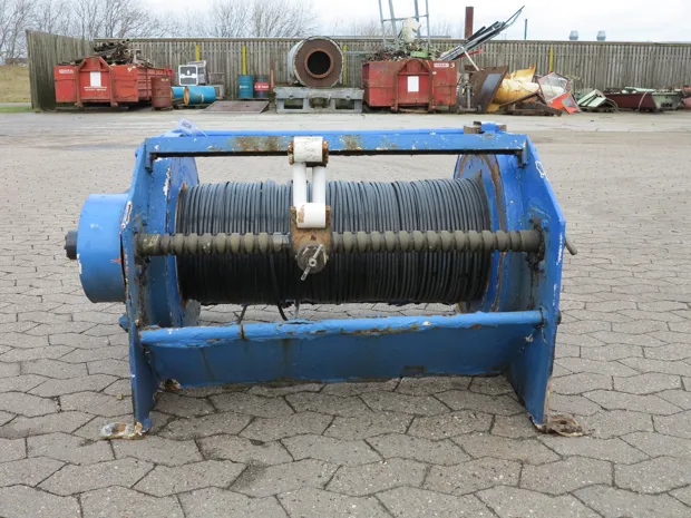 Image 2 of 4 - Sounder winch