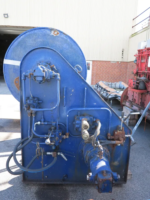 Image 4 of 6 - Combi winch