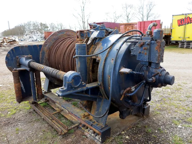 Image 2 of 4 - Split winch