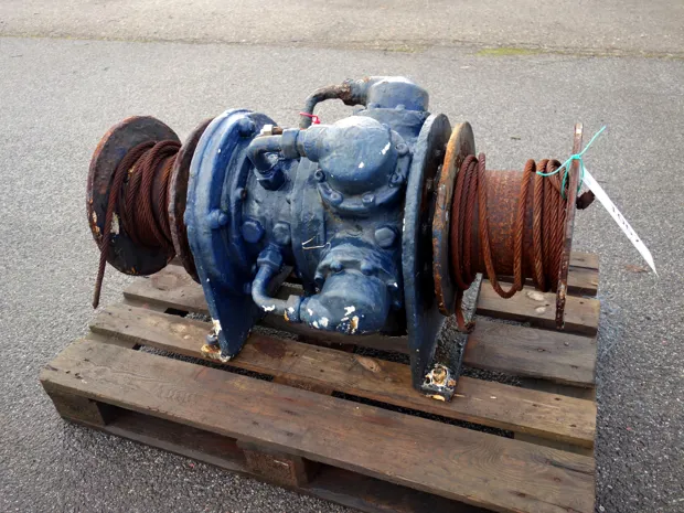 Image 1 of 4 - Tackle winch
