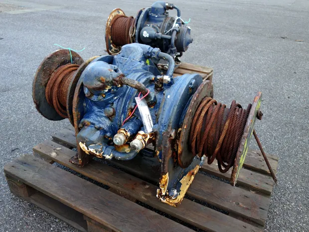 Image 3 of 4 - Tackle winch