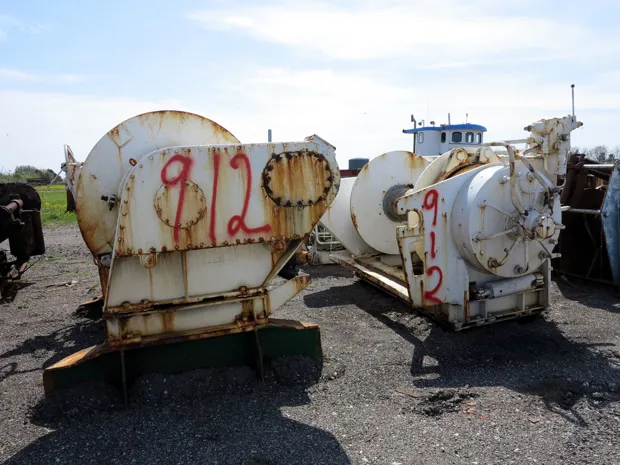 Image 3 of 5 - Split winch