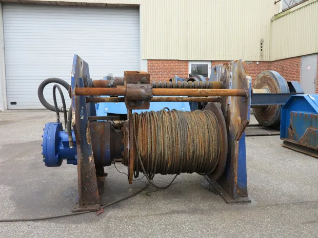 Image 1 of 6 - Split winch