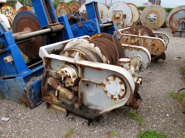 Image 3 of 3 - Split winch