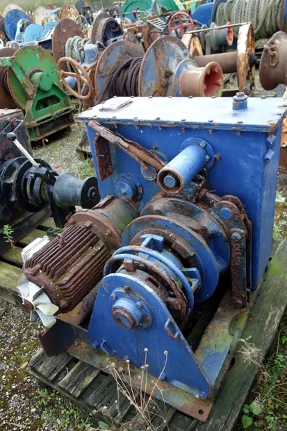 Image 2 of 4 - Anchor winch