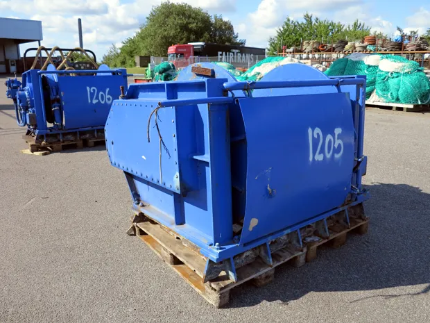 Image 2 of 6 - Split winch