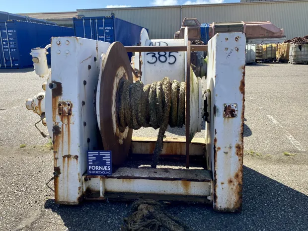 Image 4 of 9 - Tackle winch