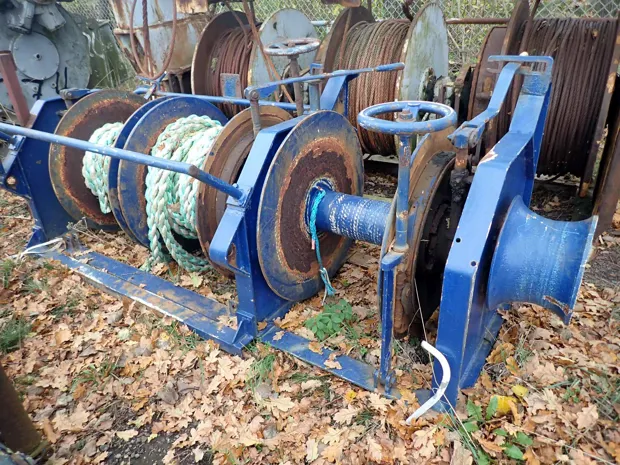Image 2 of 3 - Trawl winch