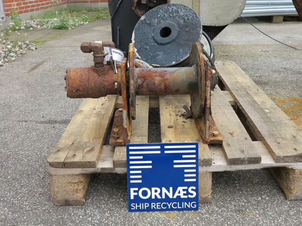 Image 1 of 5 - Small winch