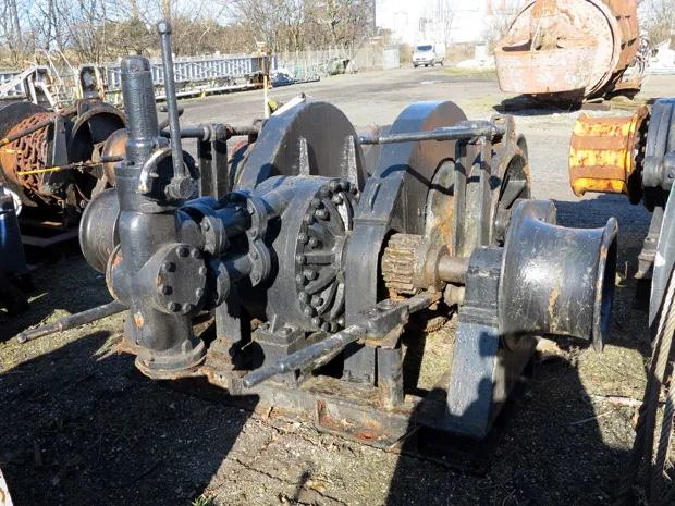 Image 4 of 5 - Anchor winch
