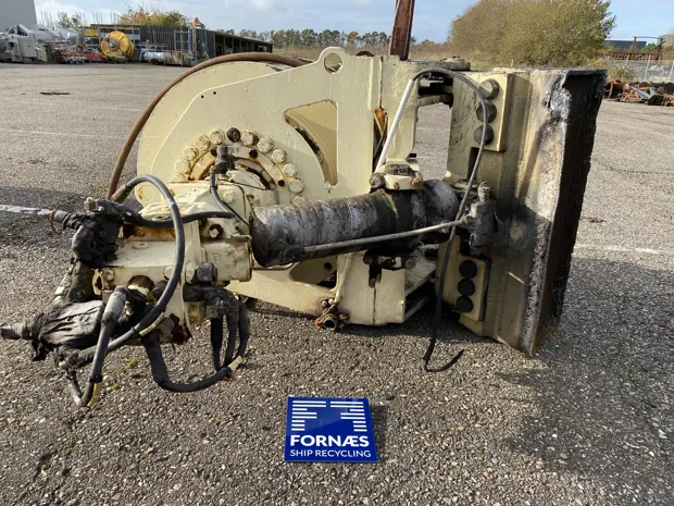 Image 3 of 5 - Small winch