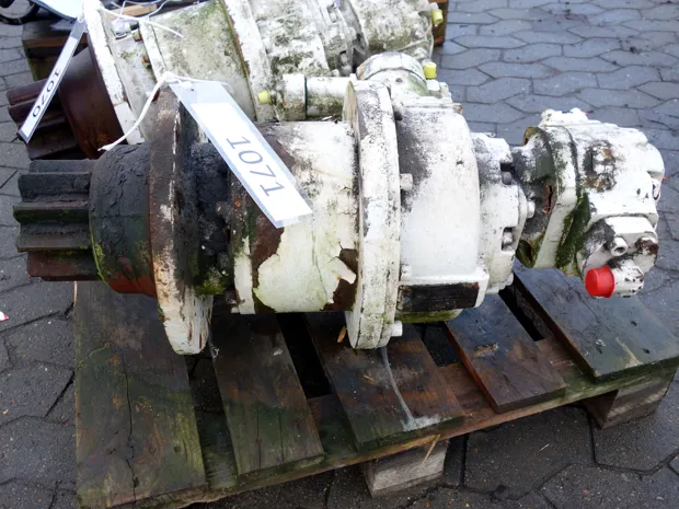 Image 1 of 4 - Tackle winch