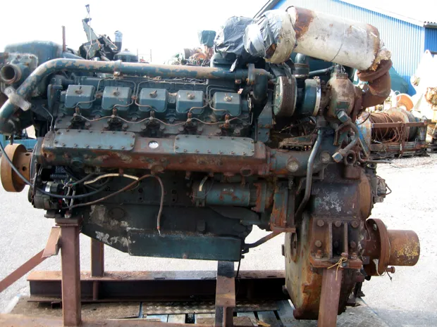Image 2 of 2 - Nissan - 10 cyl V