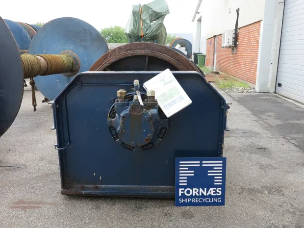 Image 2 of 6 - Split winch