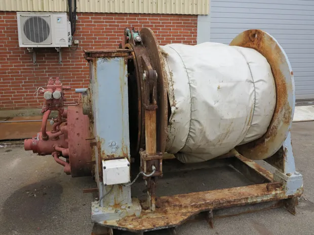 Image 3 of 4 - Split winch