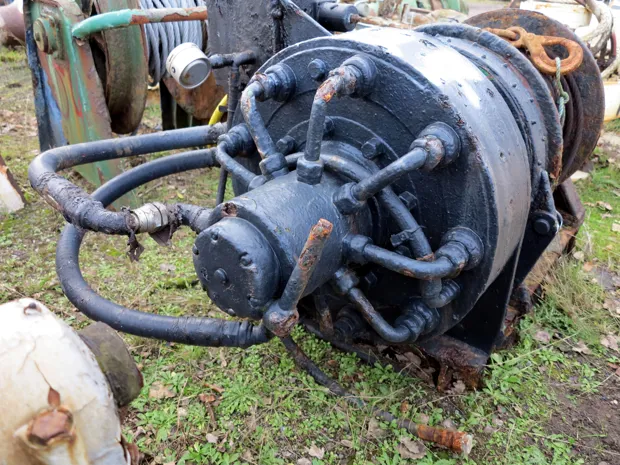 Image 4 of 4 - Mooring winch