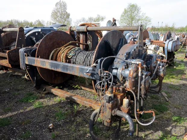 Image 4 of 4 - Split winch