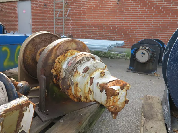 Image 3 of 4 - Small winch