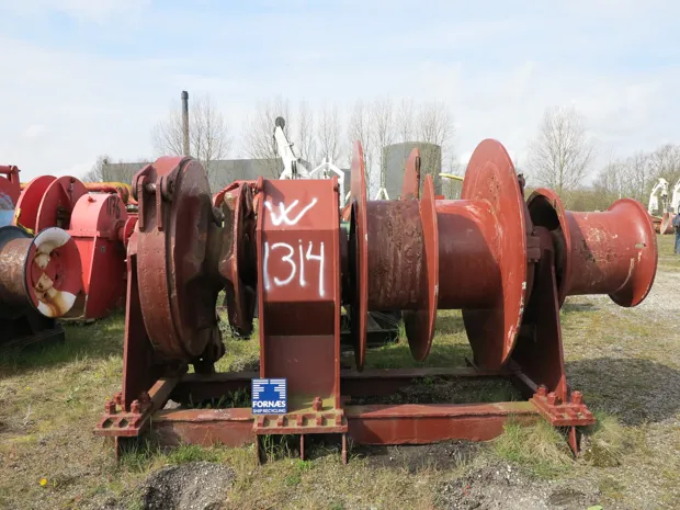 Image 1 of 9 - Anchor winch